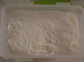 在表面撒一层椰蓉，用手按压整理平整，放入冰箱冷藏6小时以上。