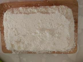 冷藏成形后，从盒子中倒出来，切成小方块。