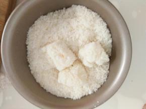 放入椰蓉中，表面沾满椰蓉即可。