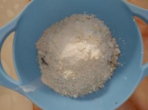 将燕麦片、椰蓉、低粉、全麦粉、红糖和盐放入盆中。