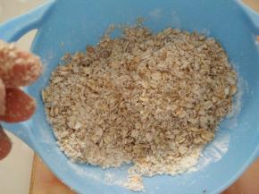 用手像淘米一样把原料搅拌均匀。