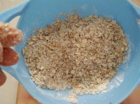 用手像淘米一样把原料搅拌均匀。