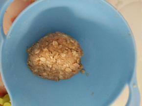 加入水，轻轻拌匀成团