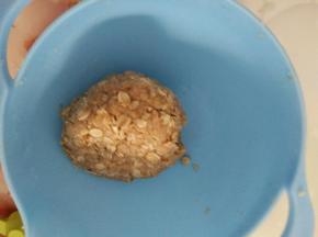 加入水，轻轻拌匀成团