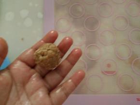 用手像淘米一样把原料搅拌均匀。