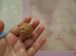 用手像淘米一样把原料搅拌均匀。