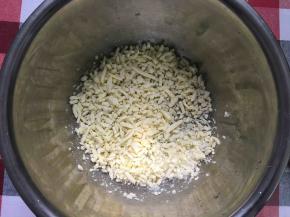 马苏里拉奶酪放入冰箱冷冻至硬，然后用擀面杖敲碎