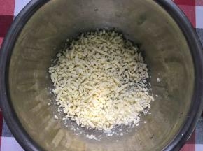 马苏里拉奶酪放入冰箱冷冻至硬，然后用擀面杖敲碎