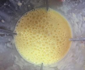 将碎芒果和牛奶一起用榨汁机打一下