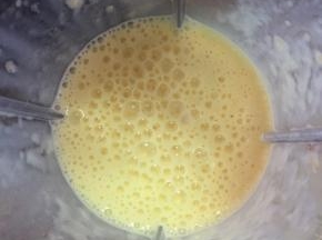 将碎芒果和牛奶一起用榨汁机打一下