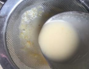 过滤掉没有融化的吉利丁渣和芒果渣，影响口感