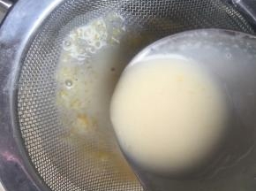 过滤掉没有融化的吉利丁渣和芒果渣，影响口感