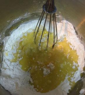 所有材料放到大盆中，搅匀和面，行成面团