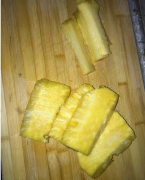 菠萝削皮后，将内硬芯切出来单处理，软部分切小碎，硬芯部分，切的细碎细碎的