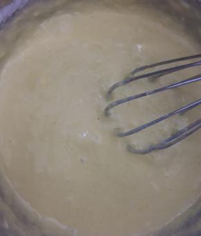  各种粉剂，筛入蛋黄糊中，搅匀