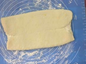 桌面撒上适量面粉，把面皮擀开