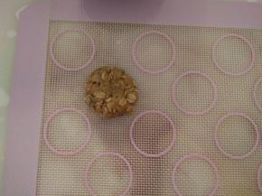 放在垫子或铺了烤纸的烤盘上，用手略微压扁。