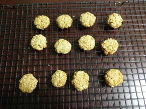 烤箱预热，160度烤25分钟。 烤好后放在晾网上放凉。