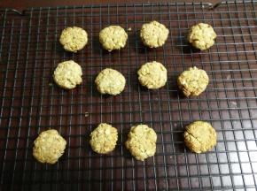 烤箱预热，160度烤25分钟。 烤好后放在晾网上放凉。