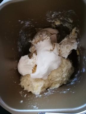 将除黄油和盐以外的所有材料依次加入面包机  先放液体，之后面粉，老面撕成小块。如当地气温偏高，酵母可以晚些放，以免面团还没揉到位，就开始发酵了