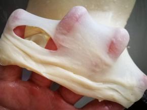 接着揉，揉啊揉，揉到面团光滑细腻，可以撑出如图的薄膜，且破洞周围光滑就可以了