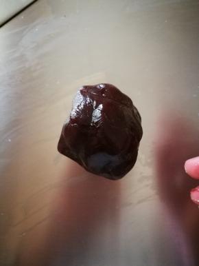 准备好适量红豆沙，不要太多 适量即可，太多，影响面包组织和风味。