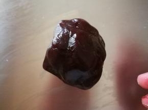 准备好适量红豆沙，不要太多 适量即可，太多，影响面包组织和风味。