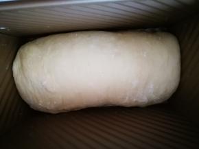 放入土司模，如果面团很软，新手可以把面团放冰箱冷冻十几分钟之后再放入土司，这样更好操作