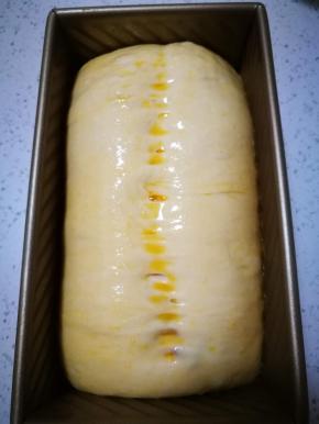 刷上蛋液，我的烤箱预热175度 烤40分。各人根据自家烤箱温度设定好