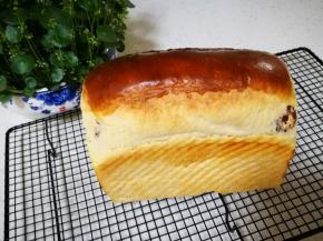 出炉，中途锡纸被顶掉了，所以上色深，大家烤的时候一定要看好呀，嘤嘤嘤。面包早上送人了，所以没有切开！