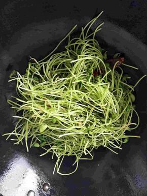 油锅七分热倒入茶豆和红辣皮