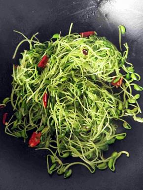 茶豆翻炒出水份，加盐，加鸡精装盘即可！