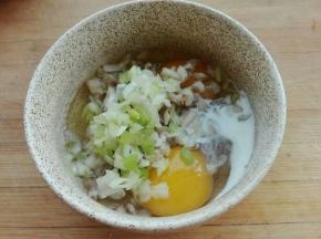 蘑菇洗干净剁碎，同鸡蛋。葱沫混合，放入一点点盐及少量牛奶