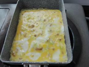 不粘锅刷层油，倒入混合的蛋液，煎熟