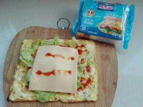 放入生菜，放百吉福芝士片