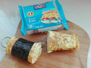卷起来，一切为二，用海苔片卷起来