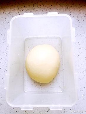 将中种面团的材料混合揉成光滑的面团，放入冰箱冷藏12小时