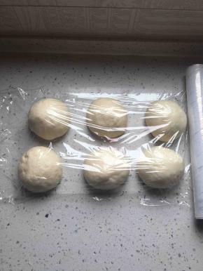 松弛好的面团分成六份，排气滚圆再松弛30分钟