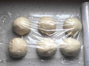 松弛好的面团分成六份，排气滚圆再松弛30分钟