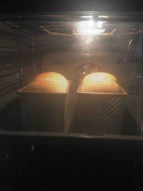 放到预热好180度的烤箱中烘烤40分钟，中途上色及时加盖锡纸