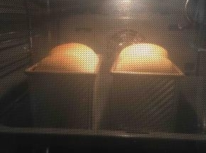 放到预热好180度的烤箱中烘烤40分钟，中途上色及时加盖锡纸