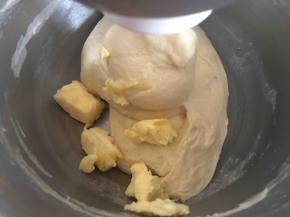 加入黄油和盐，揉至完全阶段