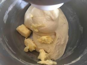 加入黄油和盐，揉至完全阶段