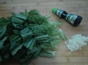 油麦菜洗干净切成段，蒜切沫