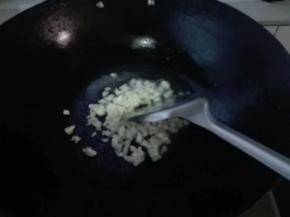 锅中倒入适量底油，放适量盐（防止溅油）烧热放入蒜末，放入一点点糖