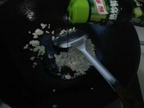 继续放入家乐热炒鲜露适量进行翻炒