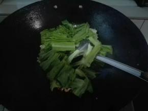 放入油麦菜翻炒