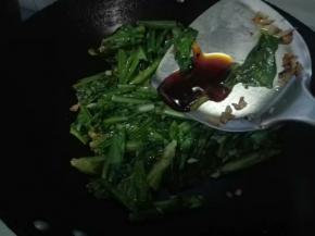 .
最后放入适量耗油翻炒一下