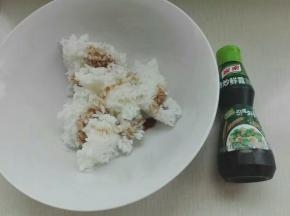 剩米饭放入一点点糖，花生油，家乐鲜露适量