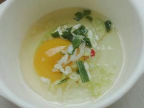 鸡蛋一个，放入适量葱花，搅拌均匀
